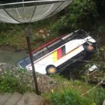 Bus rombongan pejabat Kabupaten Agam, Sumatera Barat, masuk ke jurang di Desa Lumban Pasir Julu, Mandailing Natal (Madina), Sumatera Utara. (DOK. Kepolisian)