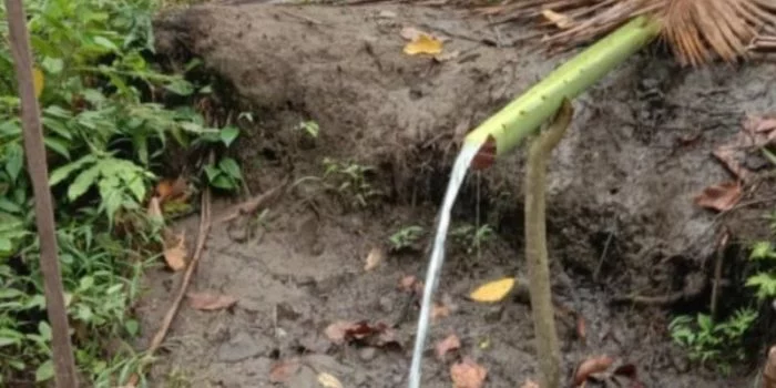 Sebuah mata air muncul di dekat pengungsian warga. (M Faisal Hanapi/Antara)