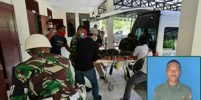 Korban dievakuasi ke Timika. (Insert: Anggota Satgas Yonif Raider 400/BR Prada Ginanjar Arinada) Foto: Ist/Seputarpapua.