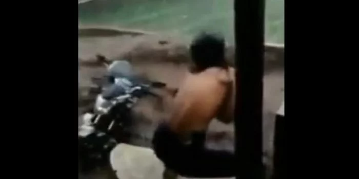 Video Viral Warga Selamatkan Diri dan Motornya dari Terjangan Banjir Bandang (Foto Tangkap Layar Video Instagram)