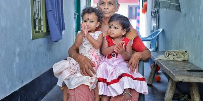 Wanita Ini Melahirkan Bayi Kembar di Usia 73 Tahun, Suaminya, Raja Telah Meninggal Dunia Usia 84 Tahun