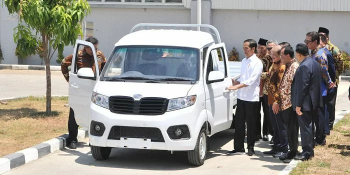 Presiden Jokowi didampingi Menperin melakukan tes drive mobil Esemka, usai peresmian pabrik perusahaan itu di Kab. Boyolali, Jateng, Jumat (6/9) siang. (Foto: setkab.go.id)