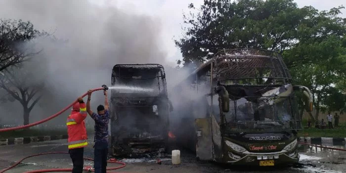 2 Bus Lintas Provinsi Hangus Terbakar