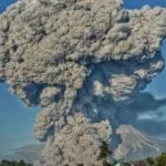 Gunung Sinabung Luncurkan Awan Panas Sejauh 4.500 Meter