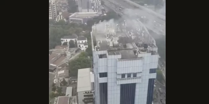 Video Penampakan Kebakaran di Atap Gedung Mustika Ratu Jakarta, Mega: Sebagian Besar yang Terbakar Kardus-Kardus