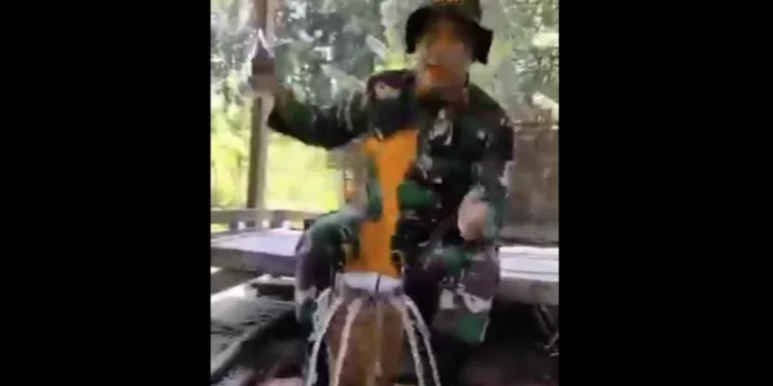 Video: Anggota TNI Buktikan Sumur Bor Pipa Menyala Airnya Asin Ikan Air Tawar Bisa Hidup