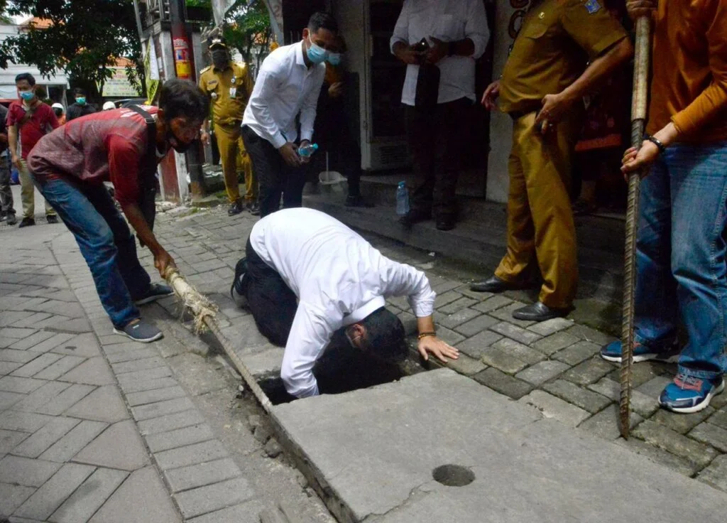 Tiru Gaya Jokowi, Wali Kota Surabaya Blusukan Gorong-gorong