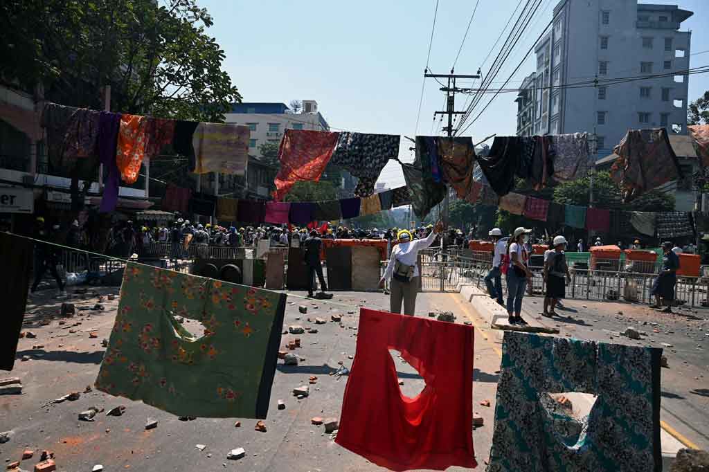 Unjuk Rasa Berdarah, Militer Myanmar Justru Takut dengan Pakaian Dalam Perempuan