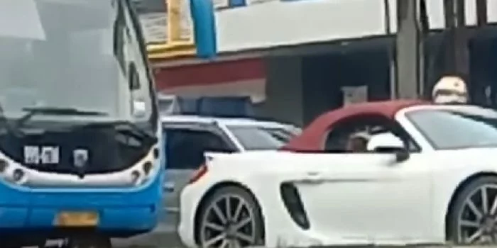 Porsche Masuk Jalur Transjakarta dan Minta Sopir Bus Mundur, Warganet: Mahalnya Harga Mobil Juragan, Engga Semahal Otaknya