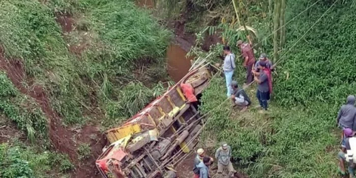 Truk Sayur Nyemplung Jurang Sedalam 100 Meter