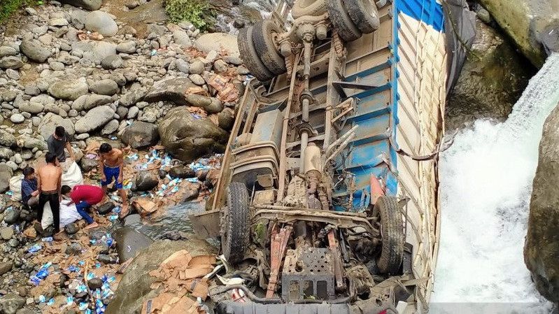 Truk Susu Terjun ke Sungai dengan Ketinggian 30 Meter, Begini Nasib Si Sopir