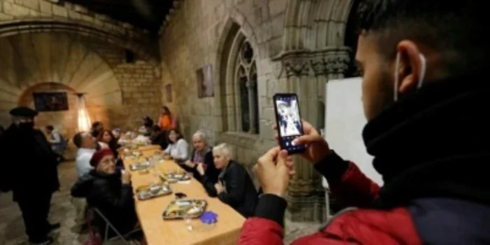 Muslim di Barcelona Buka Puasa dan Tarawih di Gereja Katolik Santa Anna