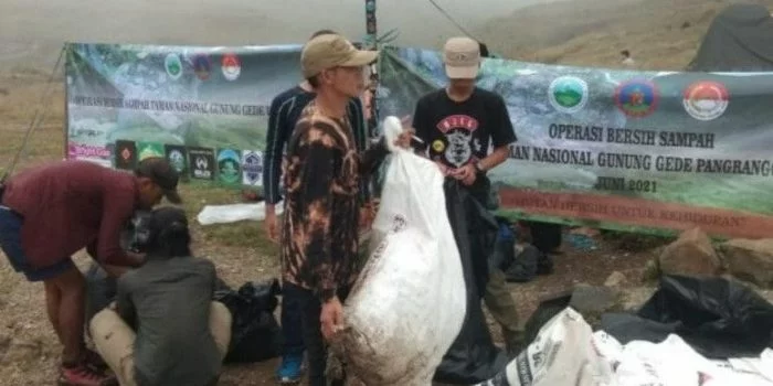 Satu Ton Sampah di Gunung Gede