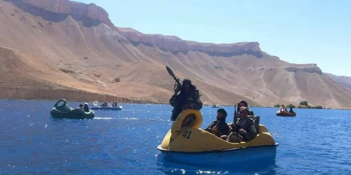 Bawa Peluncur Roket, Taliban Kendarai Perahu Angsa Warna-Warni di Danau Afghanistan