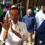 Pedagang Pasar Teriak Presiden Tiga Periode, Pak Jokowi Langsung Pasang Kuda-kuda