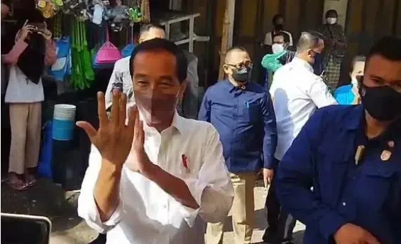 Pedagang Pasar Teriak Presiden Tiga Periode, Pak Jokowi Langsung Pasang Kuda-kuda