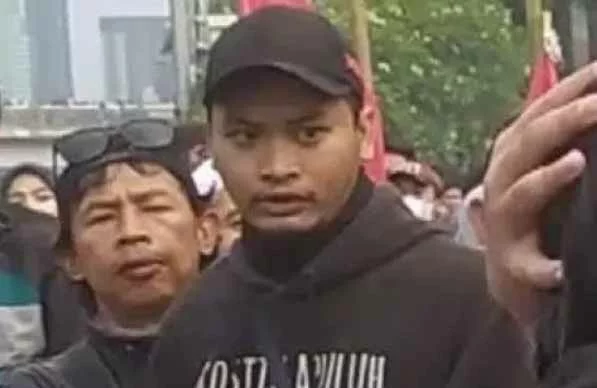 Ade Armando Dipukuli saat Demo 11 April, Ini Wajah yang Pemukul Pertama