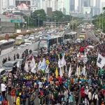 Demo 11 April di Gedung DPR Diwarnai Lemparan Batu, Polisi Sempat Tembakkan Gas Air Mata