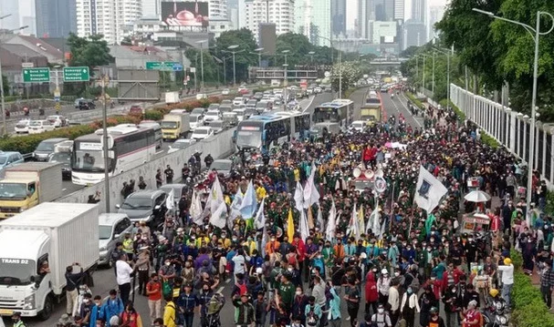 Demo 11 April di Gedung DPR Diwarnai Lemparan Batu, Polisi Sempat Tembakkan Gas Air Mata