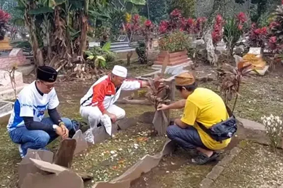 Tersangka Kasus Subang Ditetapkan, Yosep dan Yoris Ziarah ke Makam Ibu dan Adiknya yang Dibunuh