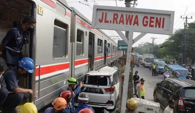 Kecelakaan KRL Vs Mobil di Perlintasan Citayam-Depok, Kereta Tertemper Mobil