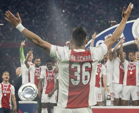 Erik Ten Hag Bawa Ajax Amsterdam Juara Liga Belanda 2021-2022, Manchester United Ikut Senang