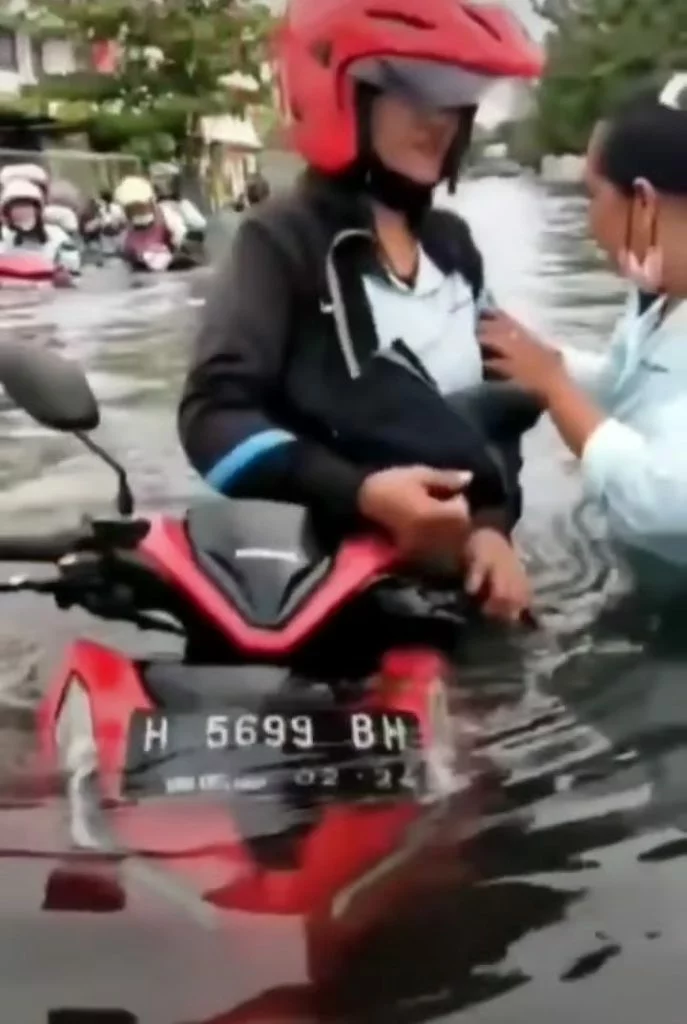 Tanggul Jebol, Banjir Rob rendam Pelabuhan Tanjung Emas Semarang