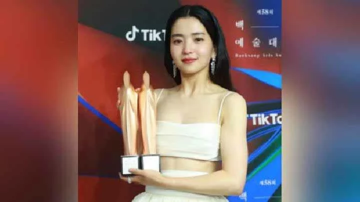 Kim Tae Ri Aktris Terbaik Baeksang Arts Awards 2022