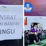 Viral! Mahasiswa Unsrat Beri Kertas Pesan Pungli ke Kamera Saat Prosesi Wisuda