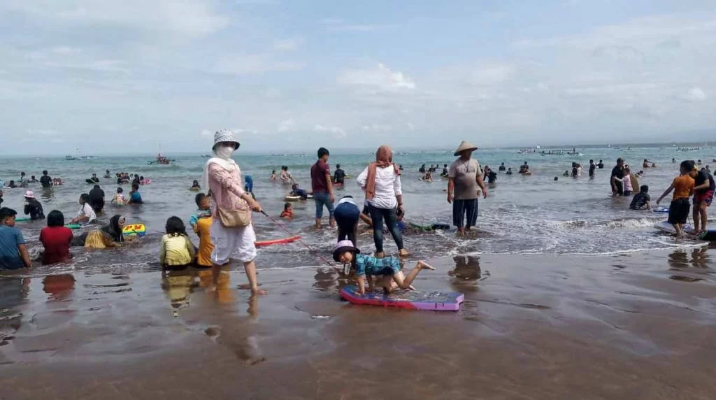 Lautan Manusia di Pantai Pangandaran, Kendaraan Macet Total