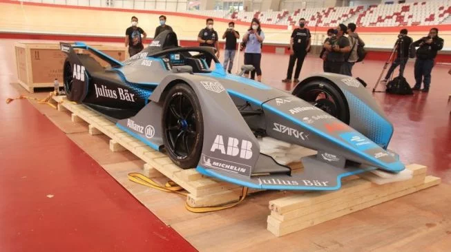 Ada Apa, Atap Tribun Formula E Roboh