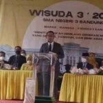 Ridwan Kamil Cerikan Eril Saat Hadiri Wisuda Putrinya di SMAN 3 Bandung