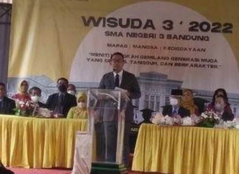 Ridwan Kamil Cerikan Eril Saat Hadiri Wisuda Putrinya di SMAN 3 Bandung