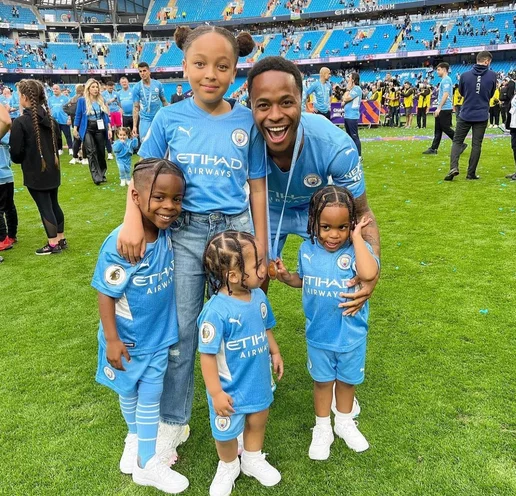 Raheem Sterling Goreskan Tinta Emas di City