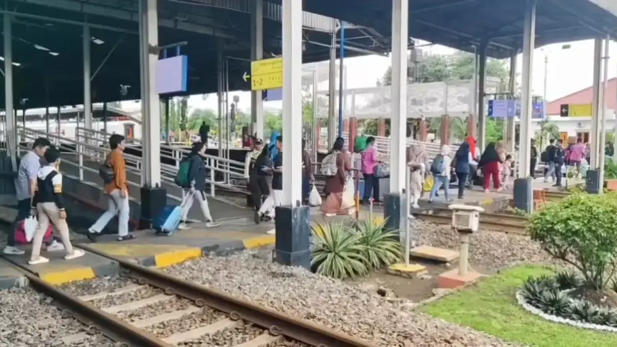 Arus Balik Nataru Mulai Terasa, Ribuan Penumpang Padati Stasiun Cirebon Kereta Api