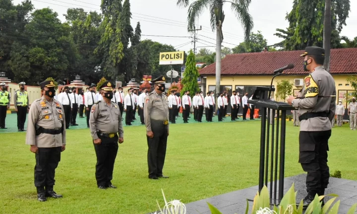 3 Personel Polresta Cirebon Mendapat Kenaikan Pangkat Pengabdian