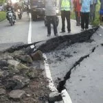 Jalan Cireki Sumedang Kembali Ambles, Jalur Cirebon-Bandung Lumpuh