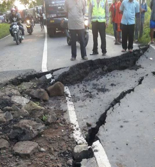 Jalan Cireki Sumedang Kembali Ambles, Jalur Cirebon-Bandung Lumpuh